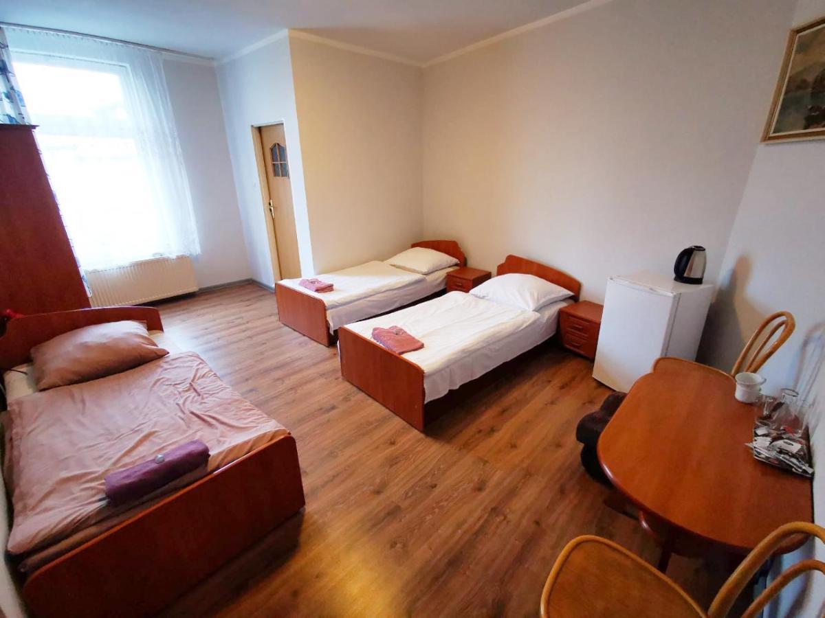 Hotel Stary Ratusz Kostomloty Exterior foto